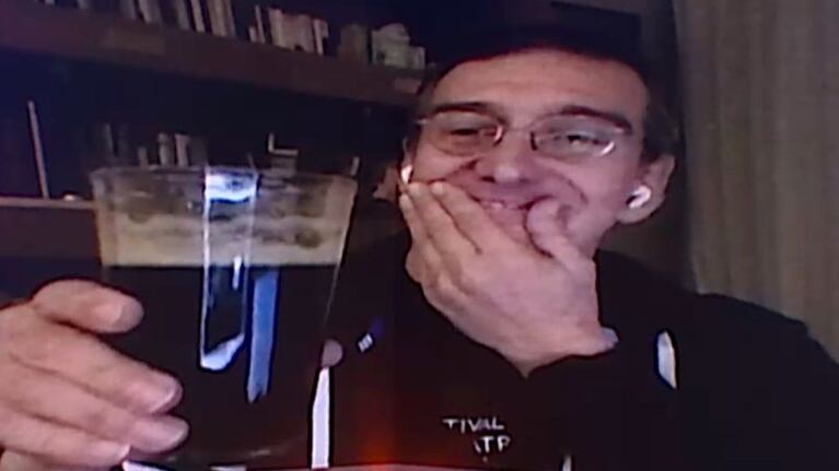 Con un rico fernet, Julio Bocca recordó el cierre de la noche de gala con La Mona Jiménez.