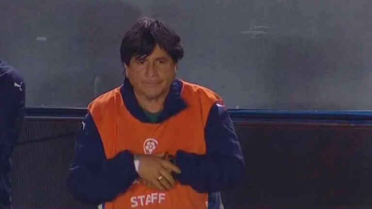 Con una pechera que decía "staff", Manuel estuvo al lado del banco rojo.