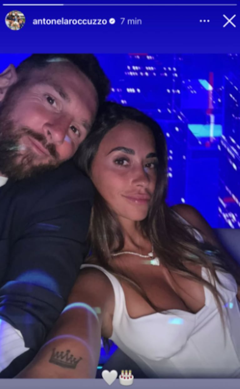 Con una torta del pitufo Gruñón, Antonela saludó a Messi por su cumple