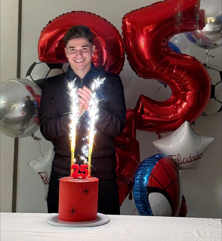 Con una torta y globos del Hombre Araña, Julián Álvarez celebró sus 25 años: las fotos