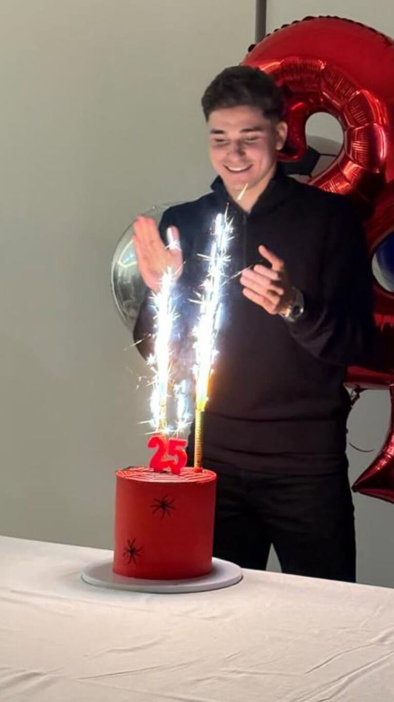 Con una torta y globos del Hombre Araña, Julián Álvarez celebró sus 25 años: las fotos