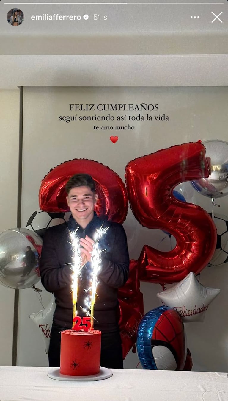 Con una torta y globos del Hombre Araña, Julián Álvarez celebró sus 25 años: las fotos