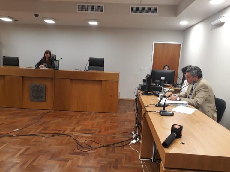 Condenaron al funcionario judicial que sacaba fotos debajo de las polleras