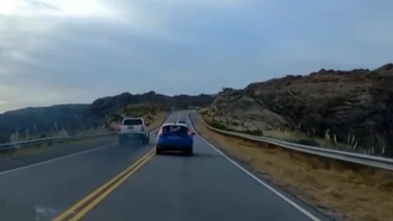 Conductor pasa en doble línea amarilla en Altas Cumbres.