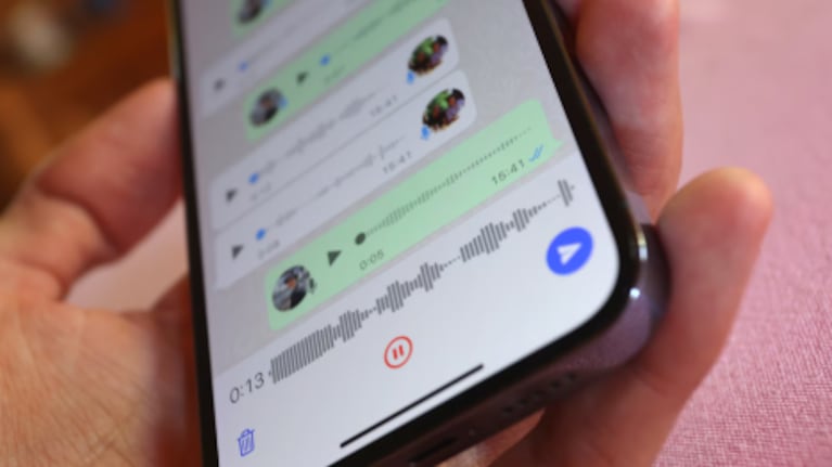 Confusiones por los audios de WhatsApp que no cambian de color al ser escuchados.