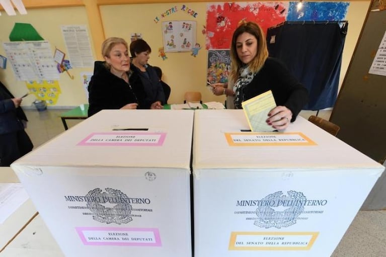 Confuso método de votación y protesta contra Berlusconi 