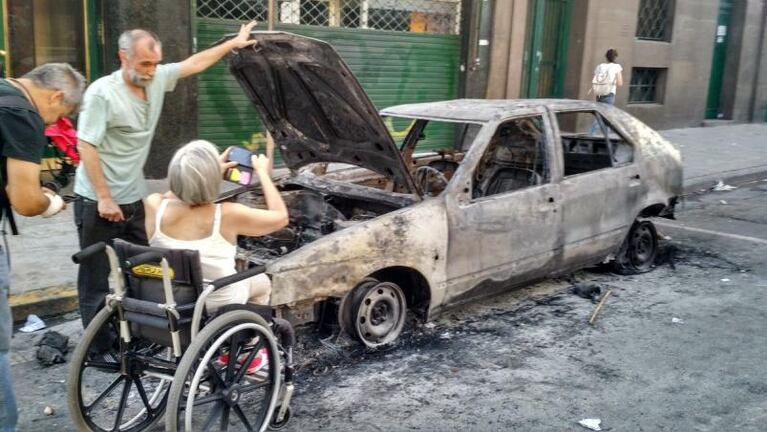 Congreso: uno de los autos quemados es de una discapacitada
