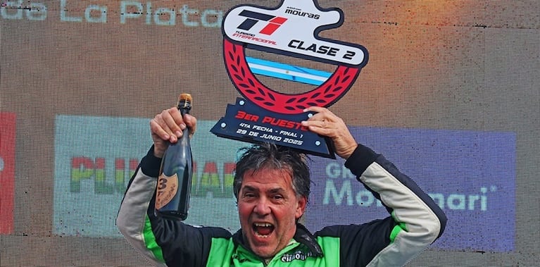 Conmoción en el automovilismo: un piloto se descompensó y murió mientras corría la última vuelta