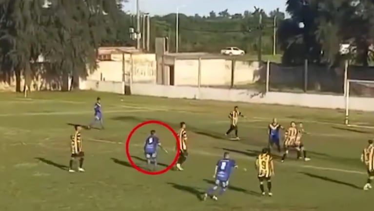 Conmoción en el fútbol: un jugador se desplomó en pleno partido y murió de un infarto