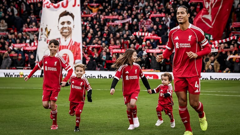 Conmovedor homenaje al fallecido Diogo Jota en la previa del partido de Liverpool: el video de sus hijos