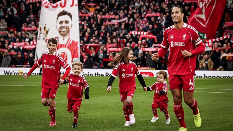 Conmovedor homenaje al fallecido Diogo Jota en la previa del partido de Liverpool: el video de sus hijos
