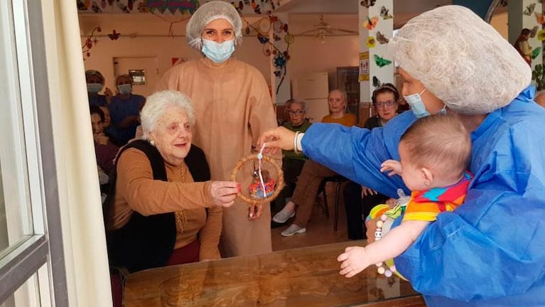 Conmovedor video: una abuela conoció a su nieta tras la apertura de los geriátricos