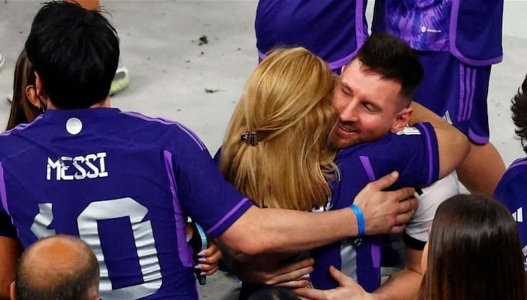 Conmovedoras postales: el abrazo de Messi con su mamá tras ganar la final del Mundial