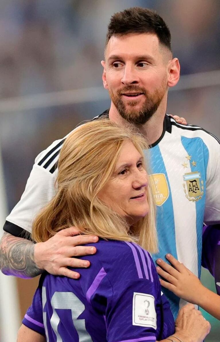 Conmovedoras postales: el abrazo de Messi con su mamá tras ganar la final del Mundial