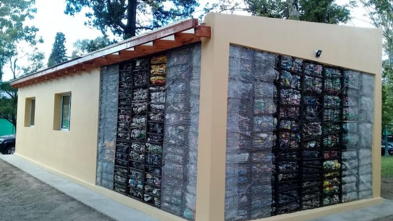 Construyeron en Córdoba un edificio con paredes de botellas recicladas