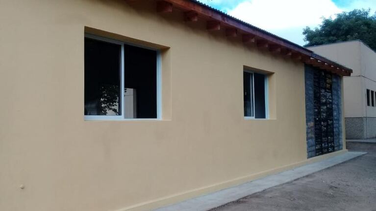 Construyeron en Córdoba un edificio con paredes de botellas recicladas