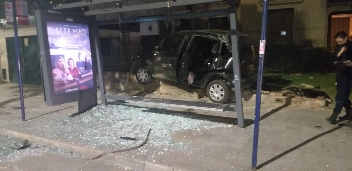 Contenedores destrozados, vidrios rotos y una reja arrancada quedaron en el lugar.