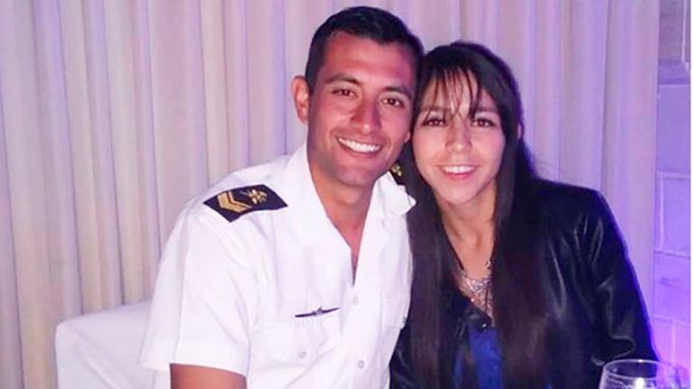 Contra viento y marea, la cabo aún anhela ser la esposa del prometido con quien vive desde hace años.