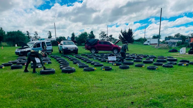 Contrabando en Córdoba: llevaban más de 170 neumáticos en la caja de una camioneta