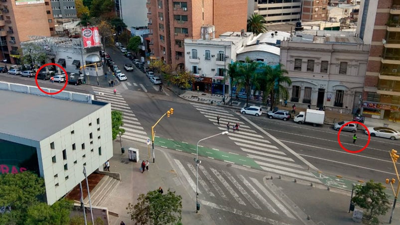 Convivencia. Uno controla que paguen, el otro cobra por su trabajo ilegal.