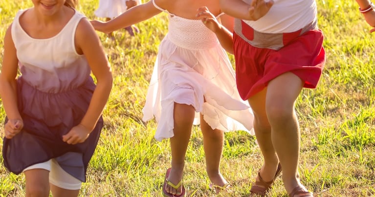 Convocan a familias que quieran adoptar a tres hermanas.