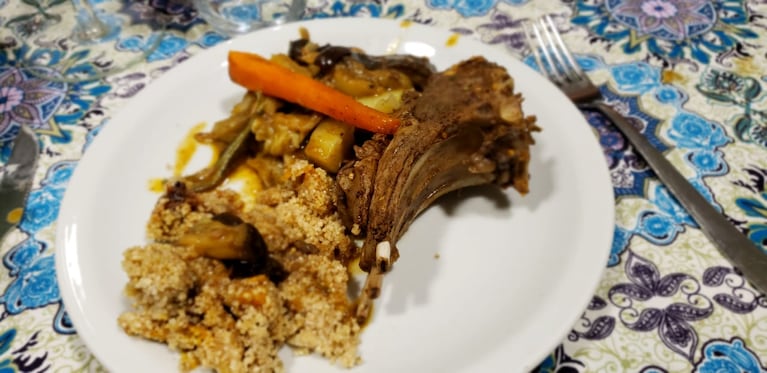 Cordero y verduras al horno tahini, un manjar marroquí presente en la servilleta.