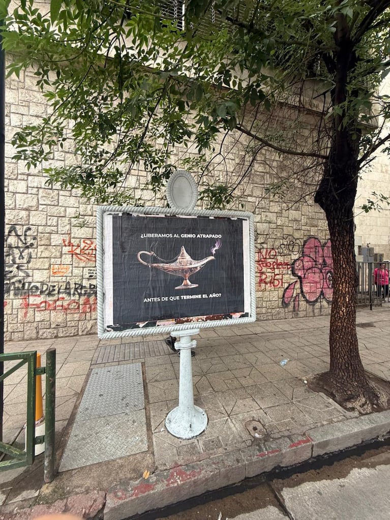Córdoba amaneció con llamativos carteles que despertó la curiosidad de la gente.
