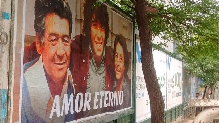 Córdoba amaneció empapelada con una imagen en homenaje a Diego Maradona