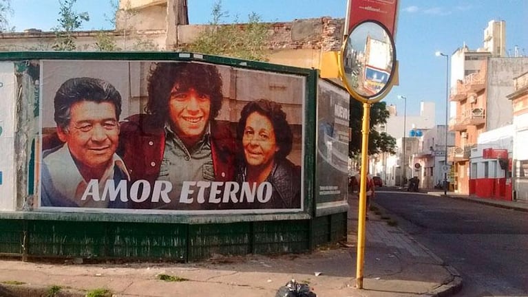 Córdoba amaneció empapelada con una imagen en homenaje a Diego Maradona