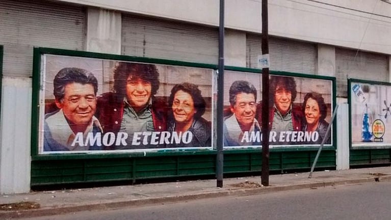 Córdoba amaneció empapelada con una imagen en homenaje a Diego Maradona