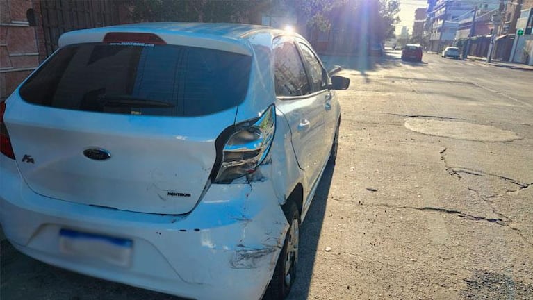 Córdoba: chocó a un auto estacionado y a dos cuadras se incrustó en un comercio