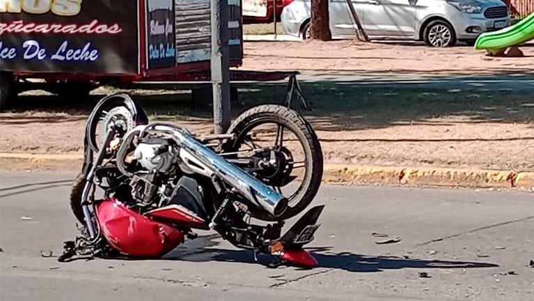 Córdoba: chocó de frente contra un taxi y está grave