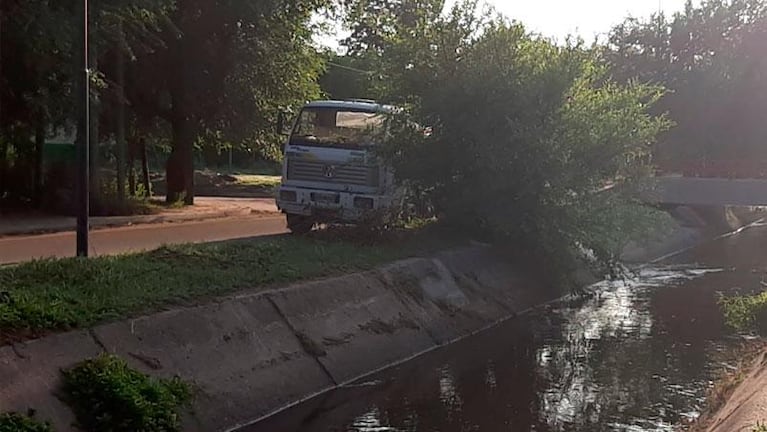 Córdoba: denuncian que un camión desagota residuos en el canal Maestro Norte 