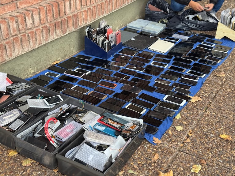 Córdoba: desarmaron un laboratorio con más de 700 celulares y sofisticados aparatos de desbloqueo