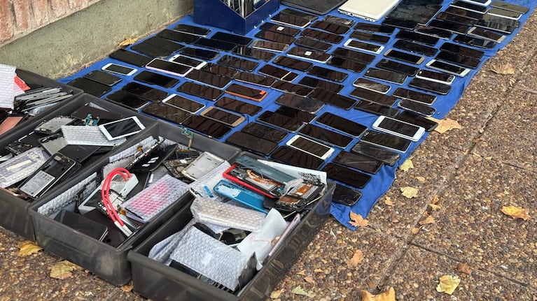 Córdoba: desarmaron un laboratorio con más de 700 celulares y sofisticados aparatos de desbloqueo