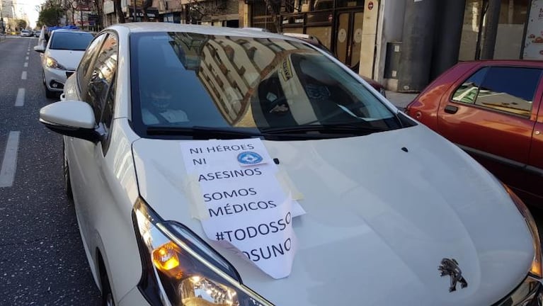 Córdoba: en autos, médicos protestaron en medio de la lucha contra la pandemia