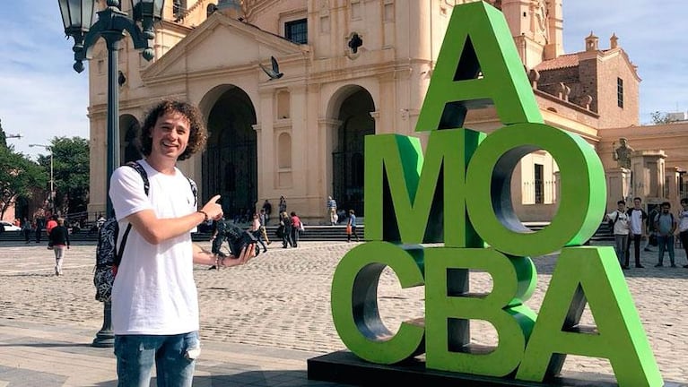 Córdoba: fans le robaron el celular a la novia del famoso youtuber Luisito Comunica