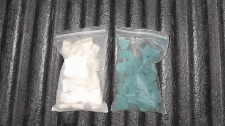 Córdoba: hallaron más de 100 pastillas de éxtasis y cocaína en un colectivo