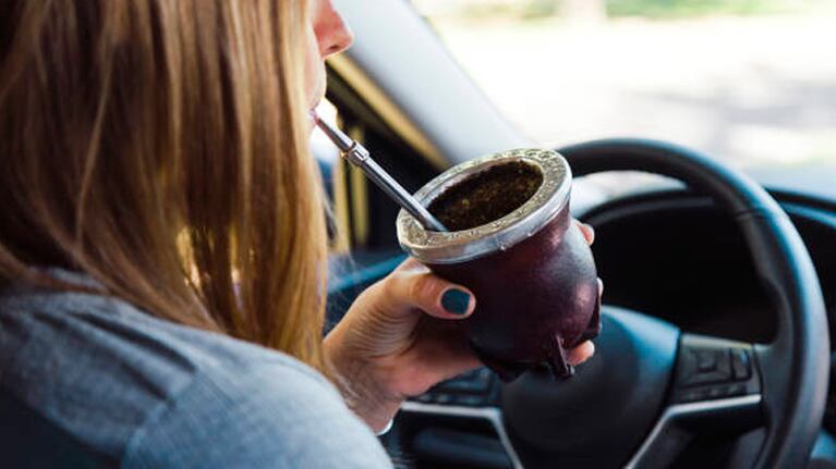 Córdoba hizo una aclaración sobre el consumo del mate al volante.