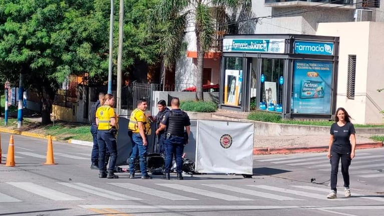 Córdoba: iba con su mamá en moto, chocó con un camión y murió