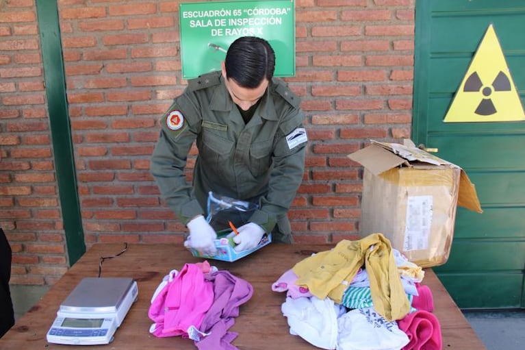 Córdoba: llevaban un ladrillo de cocaína en una caja de juguetes y fueron detenidos