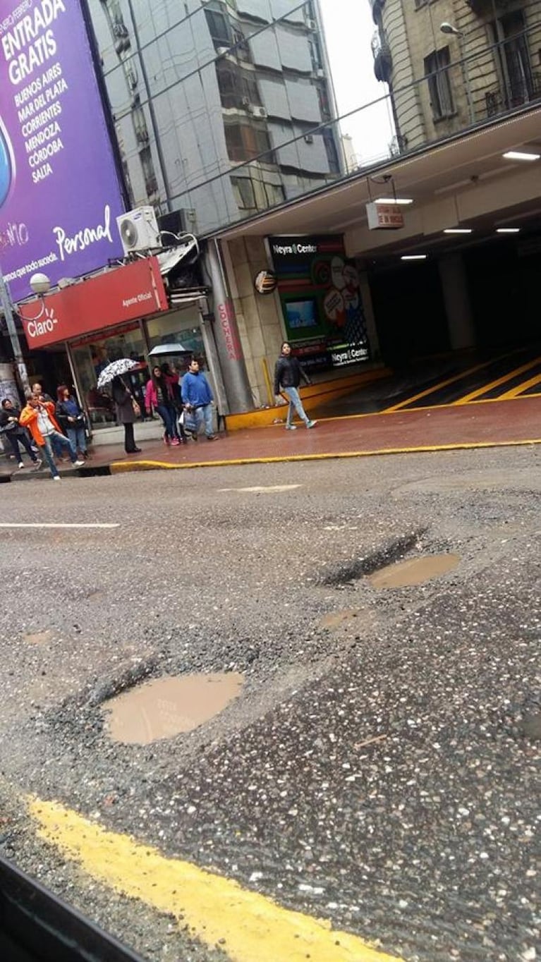 ¿Córdoba o la luna? Lluvia de baches y un arreglo de 12 mil pesos