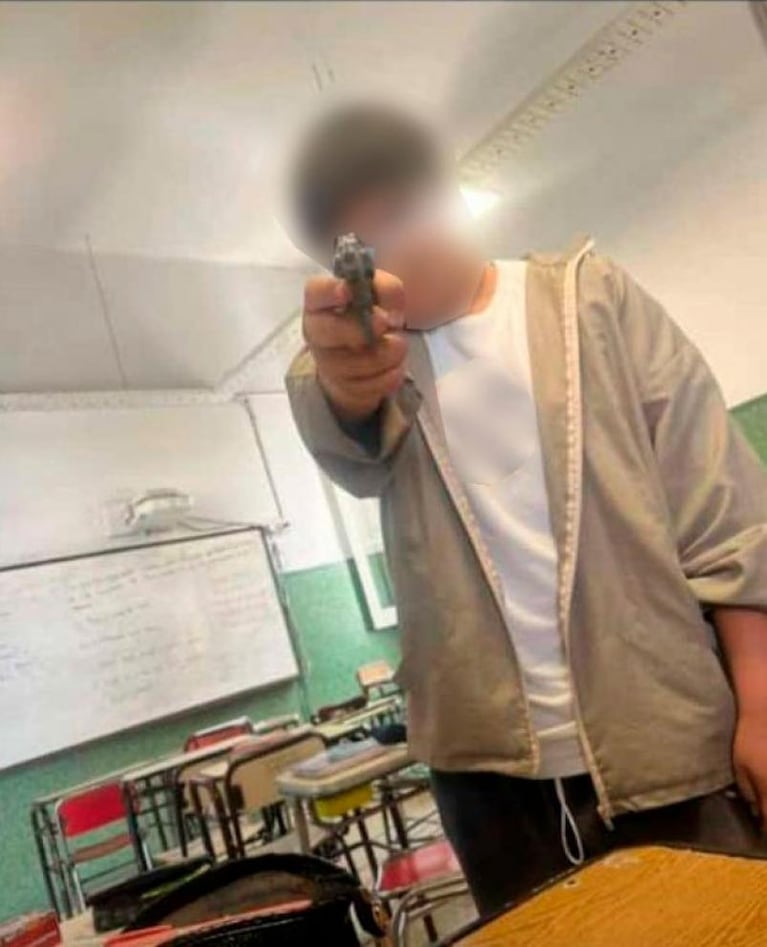Córdoba: preocupación por un alumno que se sacó una foto con un arma en el colegio