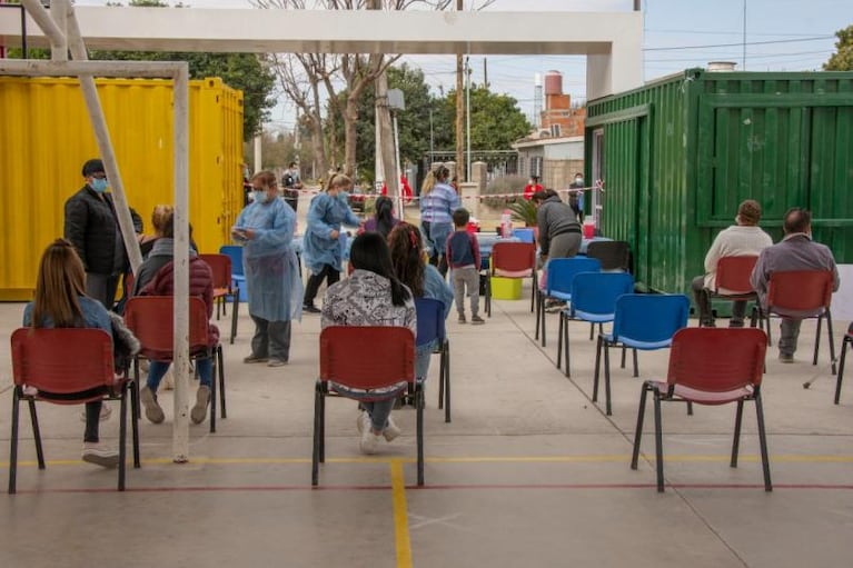 Córdoba sale a vacunar en escuelas de barrios vulnerables y tendrá 700 puestos en la provincia