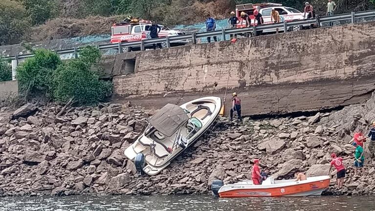 Córdoba: se accidentó una lancha y terminó contra las piedras