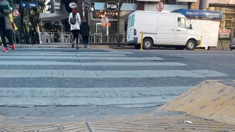 Córdoba: severas multas por estacionar en sendas peatonales y bloquear rampas 