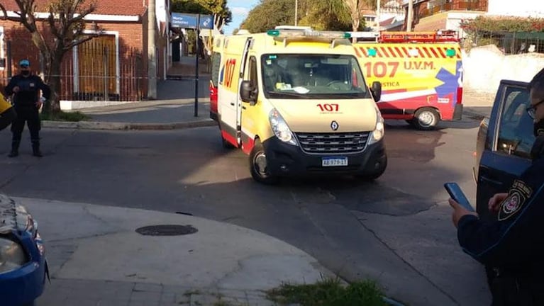 Córdoba: un patrullero se incrustó en una casa tras el choque de una camioneta