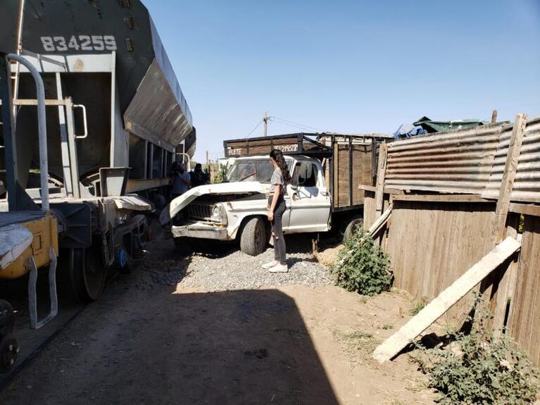 Córdoba: un tren chocó una camioneta que impactó contra cuatro chicos