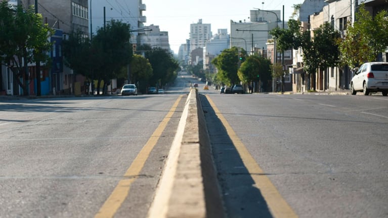 Córdoba vacía en el primer día de cuarentena estricta en 2020: hoy, una decisión así parecería inviable económica y políticamente. / Foto: Archivo El Doce