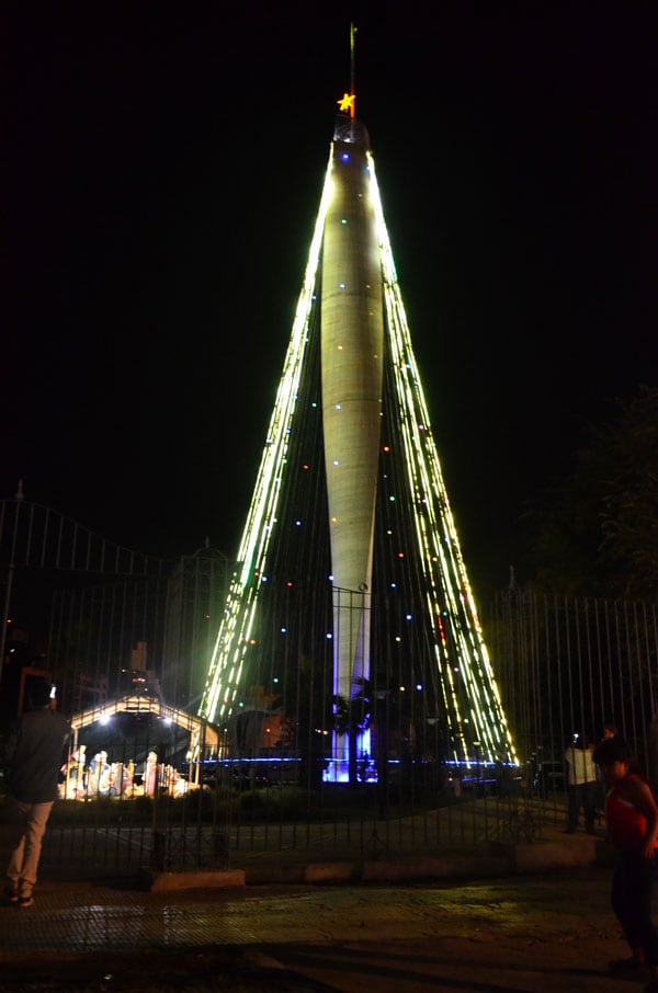 Córdoba ya tiene nuevo arbolito para esperar las fiestas. Foto: Francesco Trombetta / ElDoce.tv.